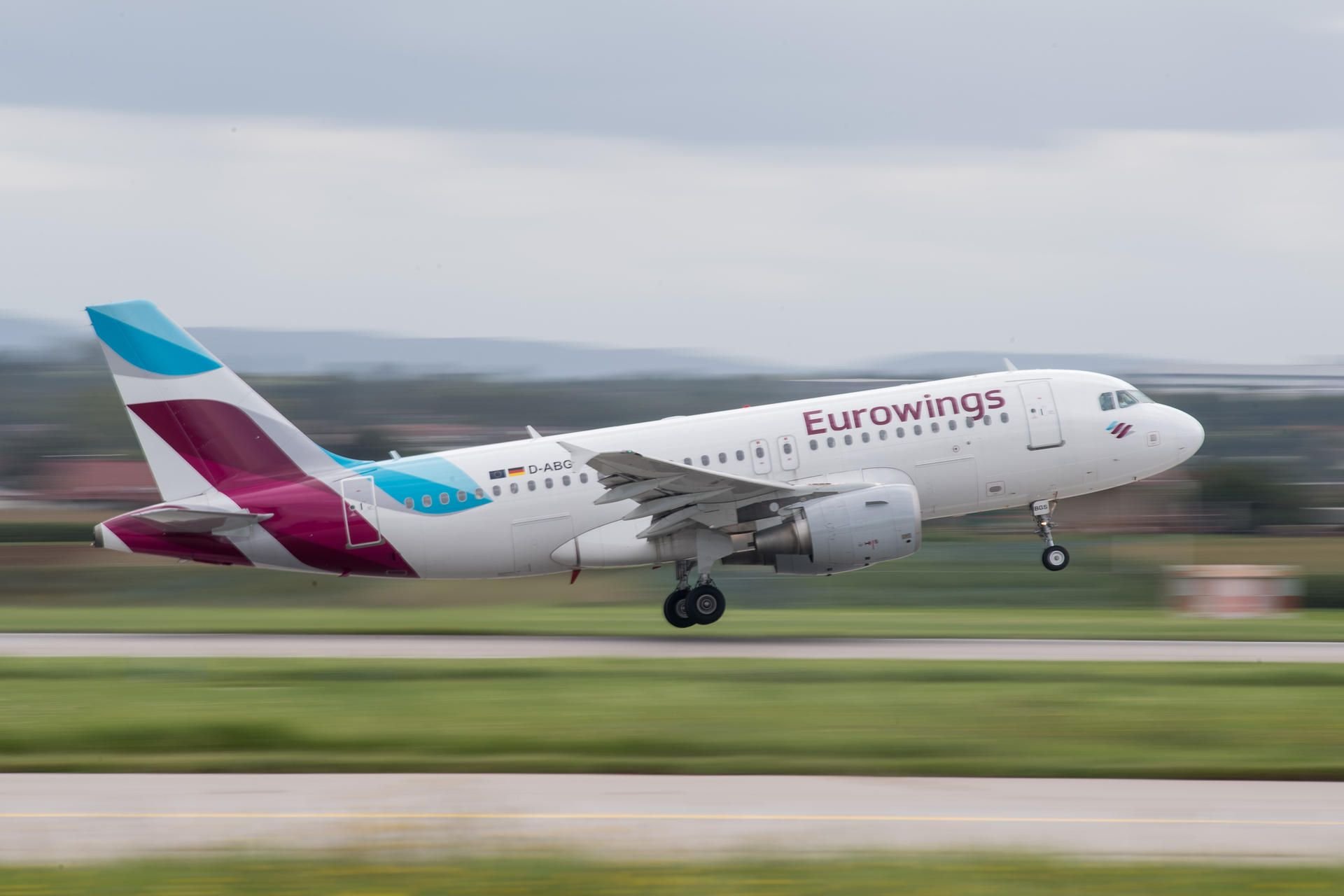 Eurowings bietet als Lufthansa-Tochter günstige Fernflüge an - wie viel Geld Reisende am Ende jedoch sparen, hängt auch von den Extrakosten für Gepäck und Sitzplatzreservierungen ab.