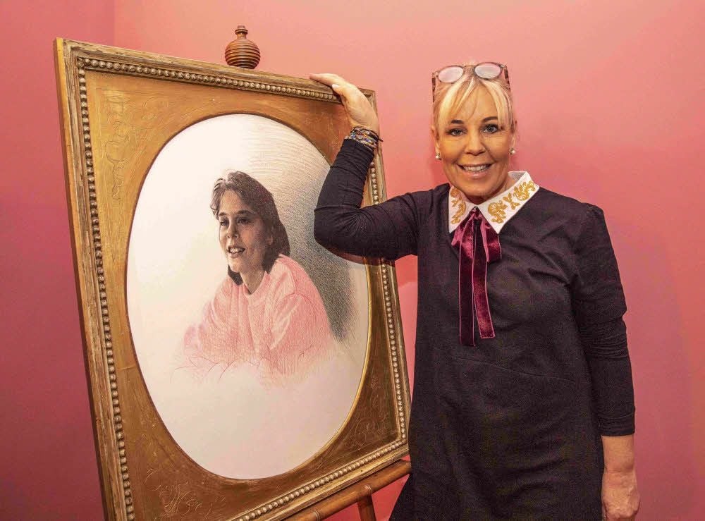 Felicitas Gräfin von Hochberg neben ihrem Porträt von 1981.