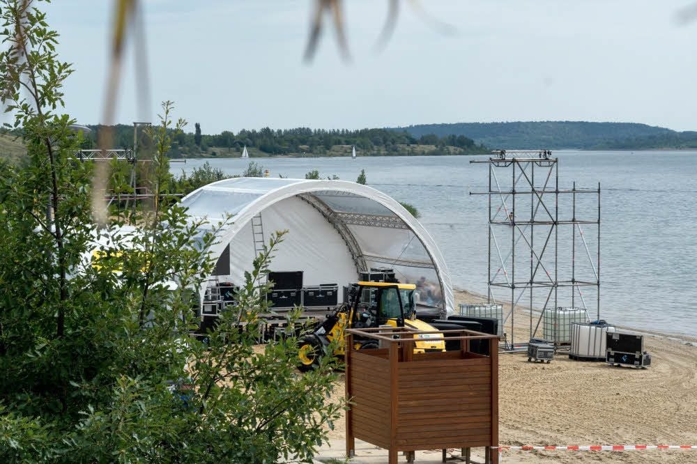 Die Hauptbühne für „SNT“ wird derzeit direkt am Geiseltalsee-Strand in Stöbnitz aufgebaut. Es gibt insgesamt vier davon.