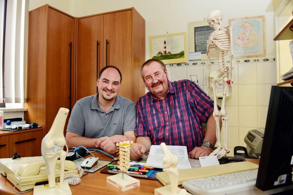 Arzt Andreas Müller wird seine Hausarzt-Praxis an seinen Sohn Stephan übergeben.