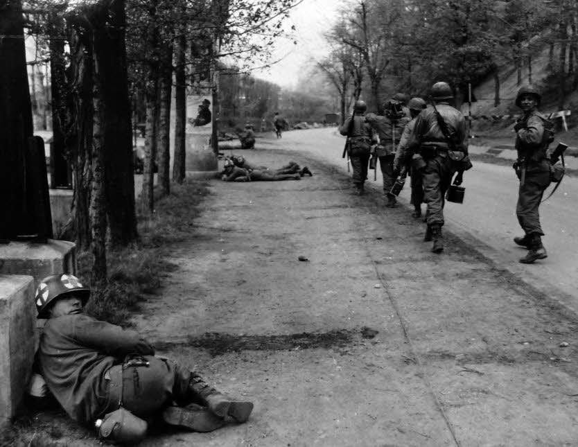 US-Soldaten des zweiten Bataillons der US-Armee auf der Markwerbener Straße in Weißenfels im April 1945