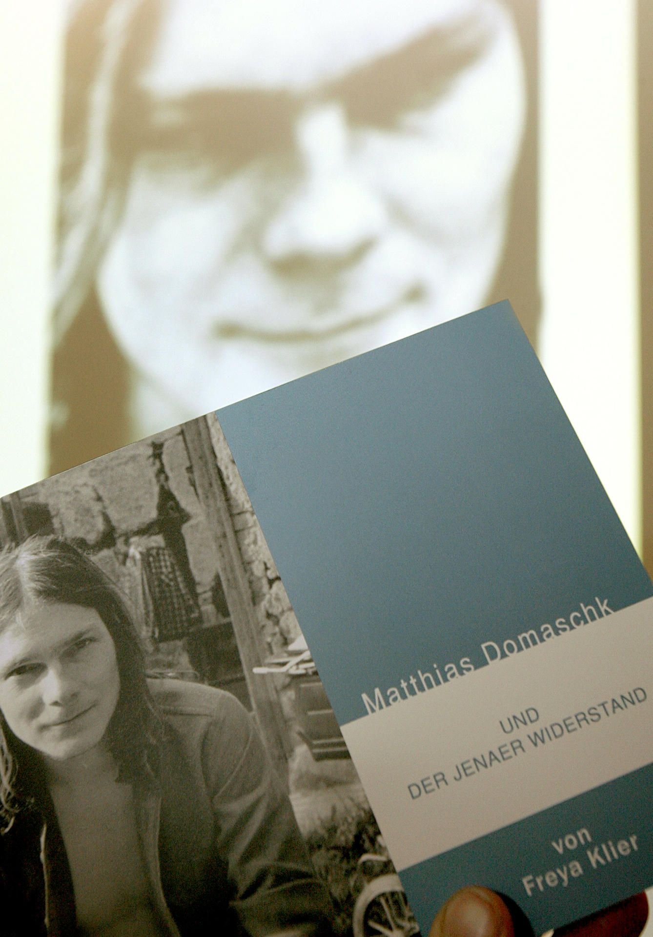 Blick auf das Buch «Matthias Domaschk und der Jenaer Widerstand» von Freya Klier