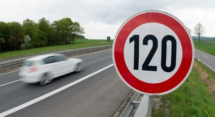 Die Zahl der Unfalltoten steigt in Deutschland. Viele Raser aus dem Ausland nutzen das Fehlen eines Tempolimits auf unseren Autobahnen. Trotzdem gibt es keine Diskussion über eine Höchstgeschwindigkeit.