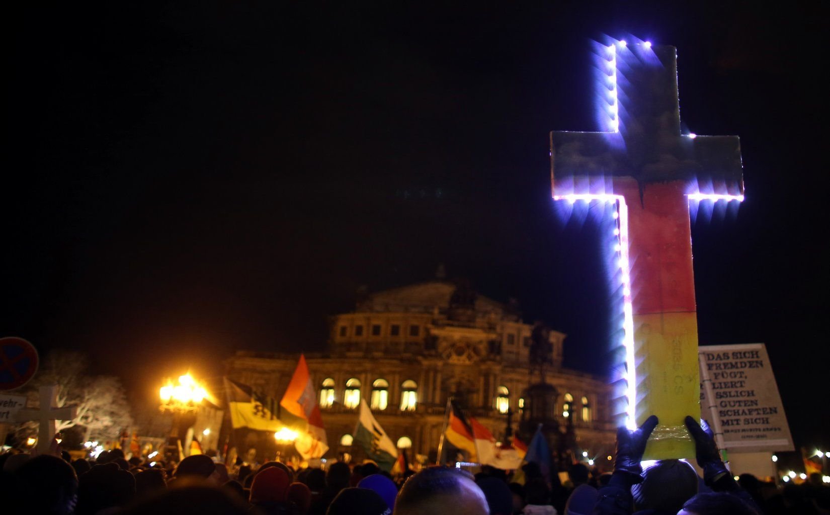 Anhänger des Pegida-Bündnisses bei einer Kundgebung in Dresden im Dezember 2014. Auch für Halle ist nun eine Kundgebung gegen eine vermeintliche Islamisierung der Südstadt angekündigt.