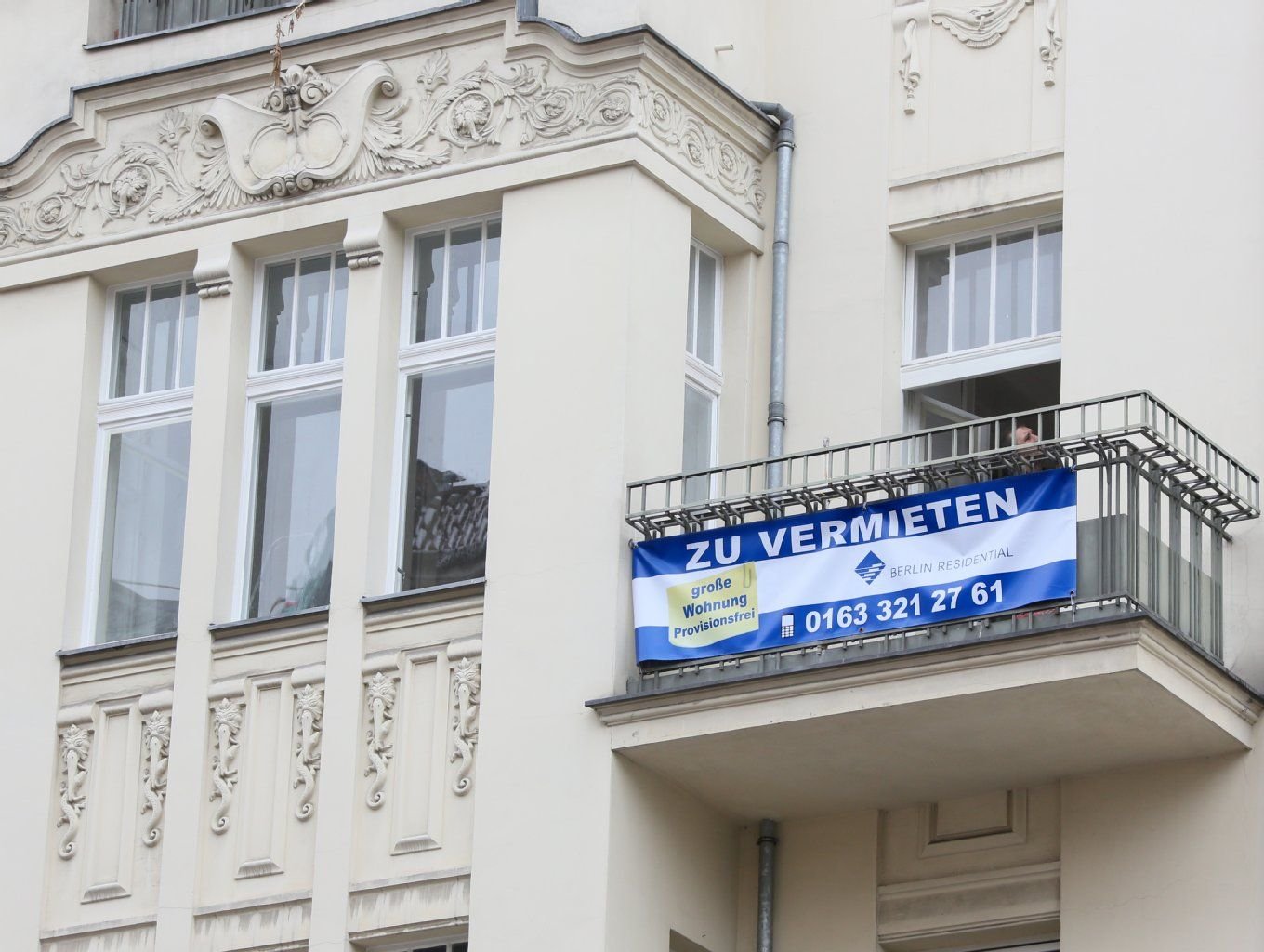 Die Mietpreisbremse soll sprunghafte Mieterhöhungen vor allem in Großstädten vermeiden. Derzeit müssen Neumieter oft deutlich mehr für eine Wohnung zahlen als ihre Vormieter.