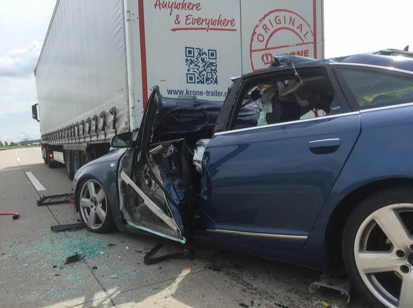 Auf der A38 endete dieser Unfall am vergangenen Freitag tödlich. Der Autofahrer soll schnell gefahren sein und gedrängelt haben.