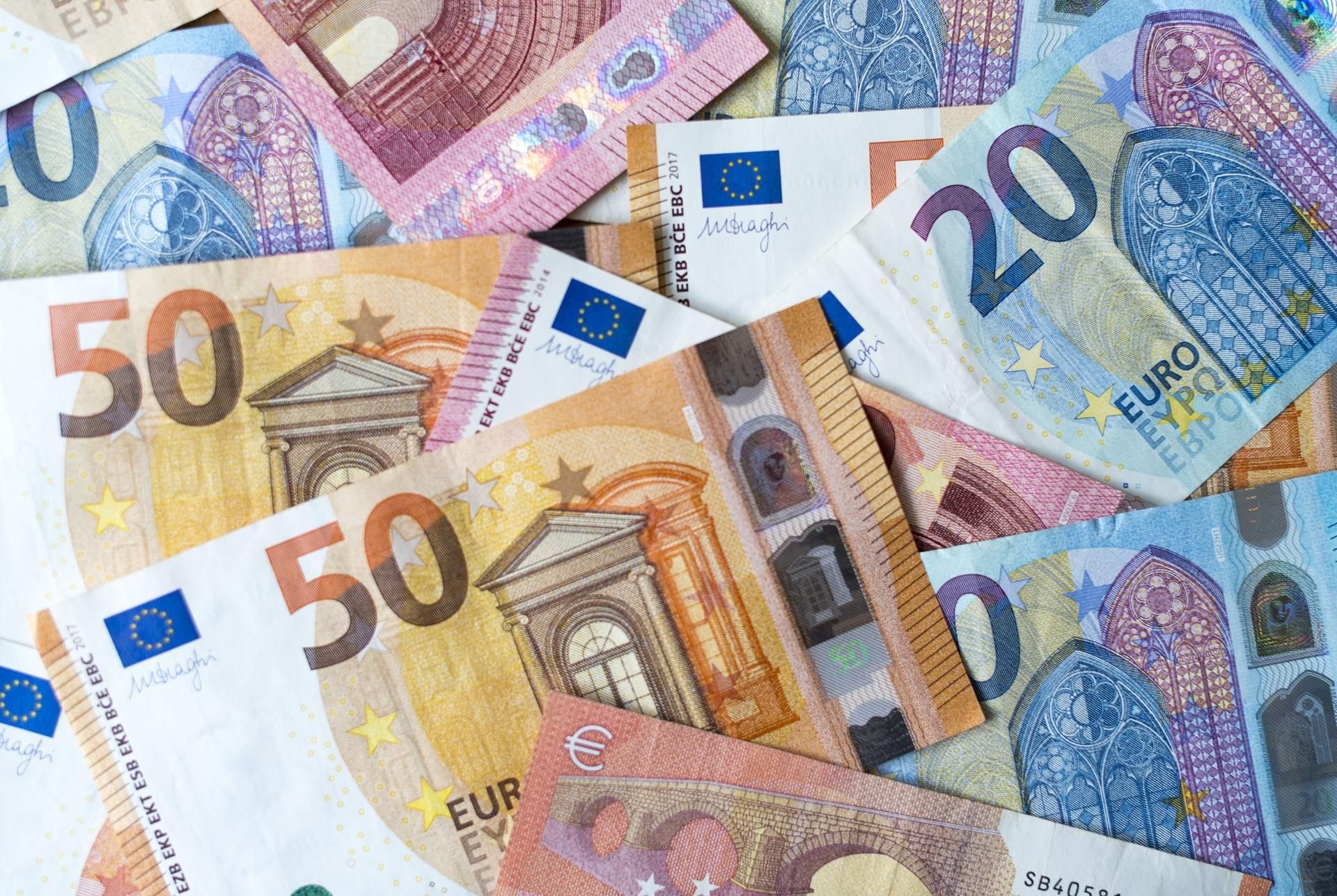 Mit 3.529 Euro Nettoeinkommen im Monat zählen Singles in Deutschland zu den reichsten zehn Prozent.
