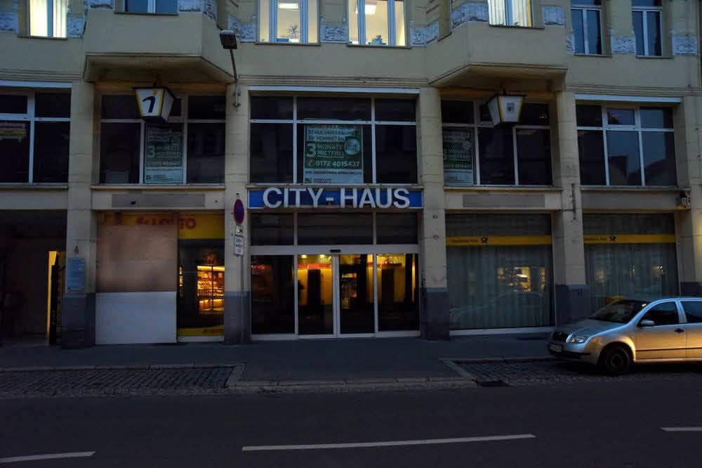 Der Schein trügt: Im ehemaligen Edeka-Markt in der Zeitzer Fischstraße ist keine Beleuchtung eingeschaltet. In den Schaufenstern spiegeln sich nur die Lichter gegenüberliegender Läden.