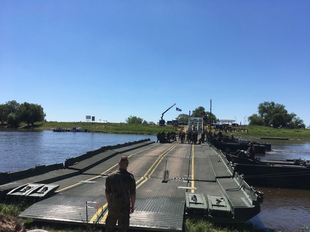 Die erste Attraktion wird die Pontonbrücke.