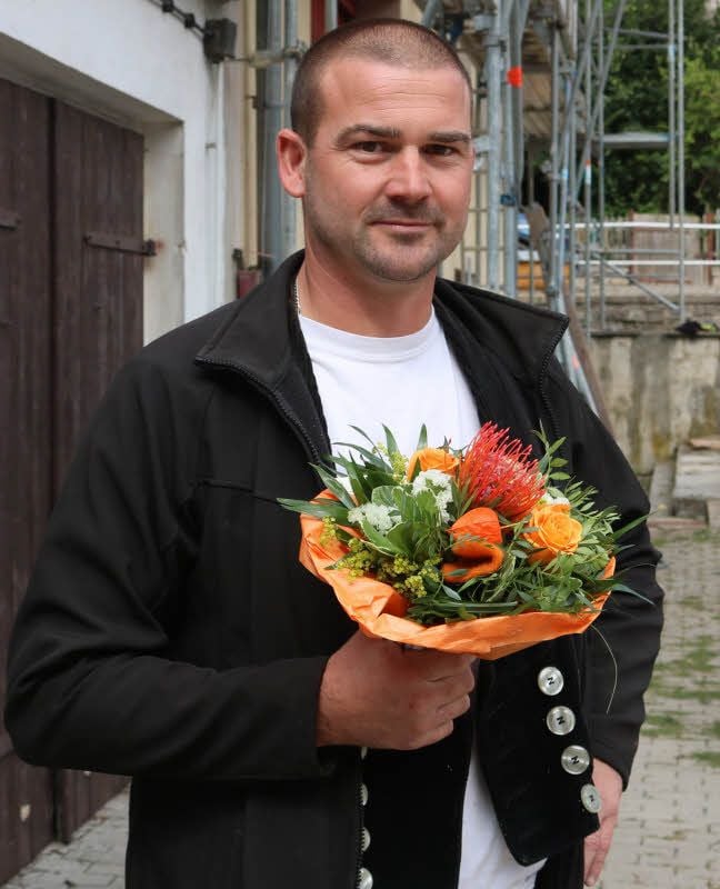Dachdecker Maik Gorgas mit dem Blumenstrauß