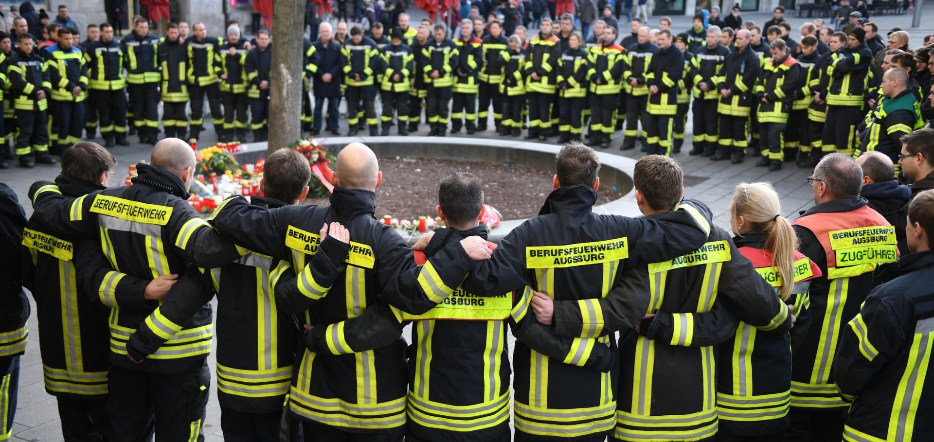 Am Königsplatz in Augsburg trauern Feuerwehrmänner. Ein Mitglied der Berufsfeuerwehr war am Abend des 06.12.2019 in seiner Freizeit in einer Auseinandersetzung mit einer Gruppe Jugendlicher so schwer verletzt worden, dass er starb.
