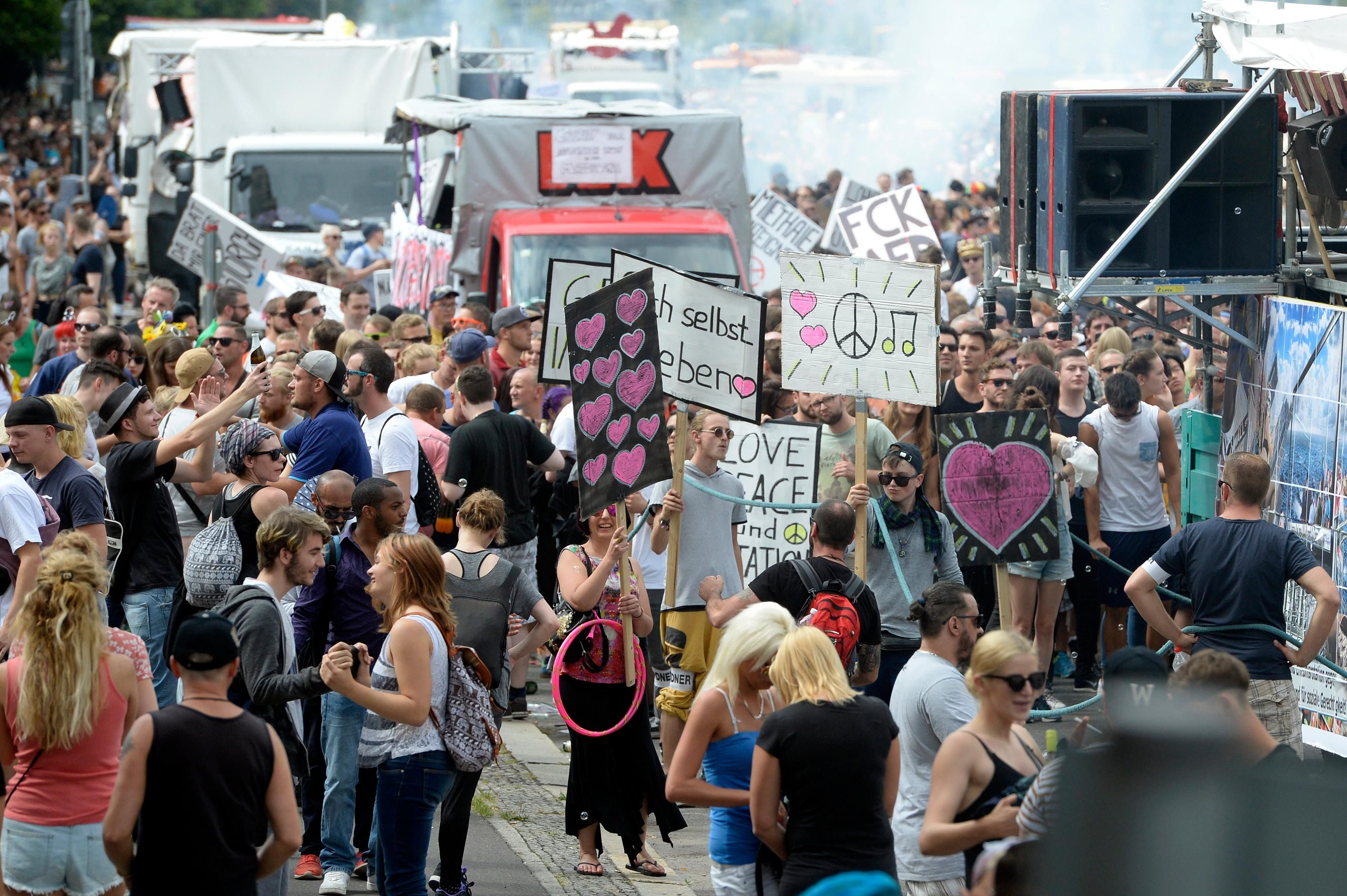 Rund 10.000 Teilnehmer feierten am Samstag beim "Zug der Liebe" durch Berlin.