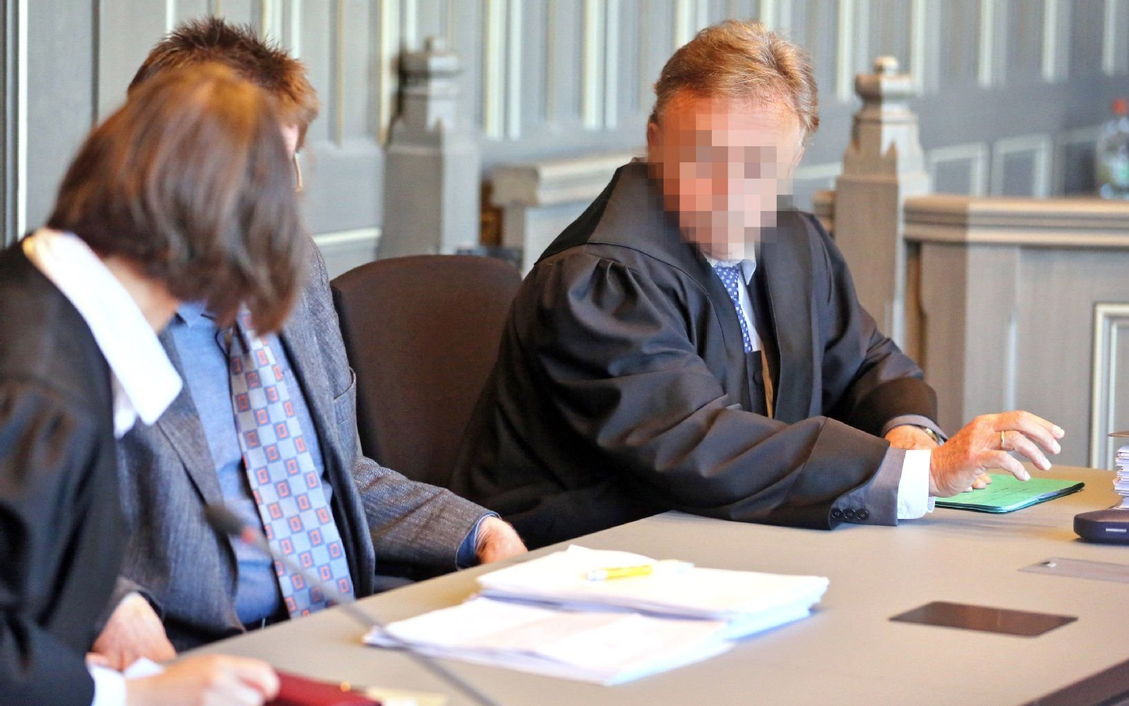 Der angeklagte Richter (r.) sitzt am 29.April 2014 vor Prozessbeginn im Landgericht in Halle.