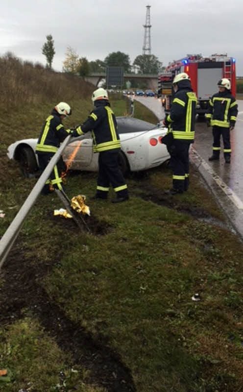 Die Feuerwehr muss die Leitplanke durchtrennen.