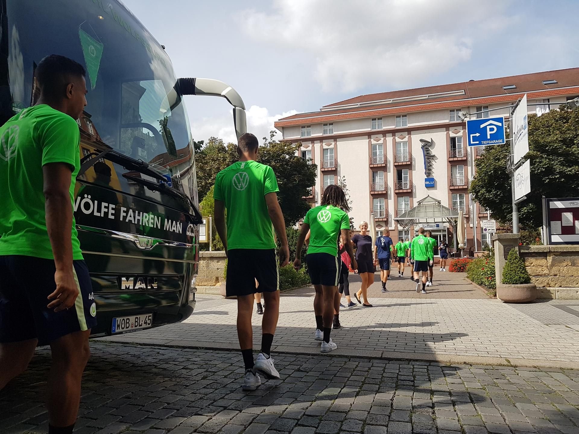 Die Spieler des VfL Wolfsburg trafen am Montagvormittag am Teamhotel in Merseburg ein. Am Abend steht dann das Pokalspiel beim Halleschen FC an.
