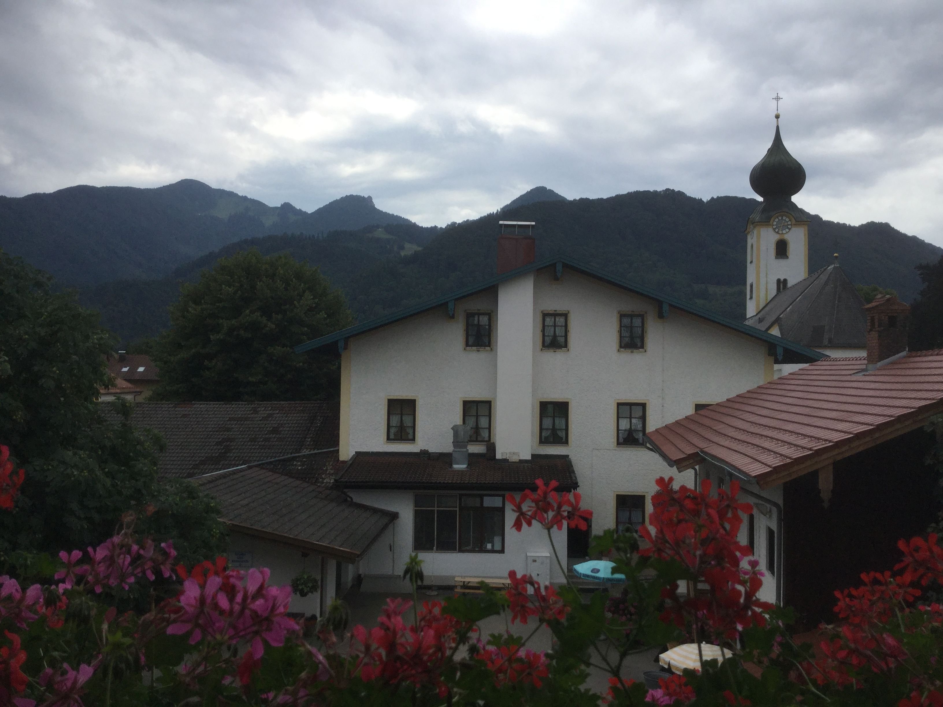 Diesiger Auftakt: Der Blick vom Balkon des Hotels von RB-Reporter Ullrich Kroemer in Grassau ist schön, das Wetter verhangen.