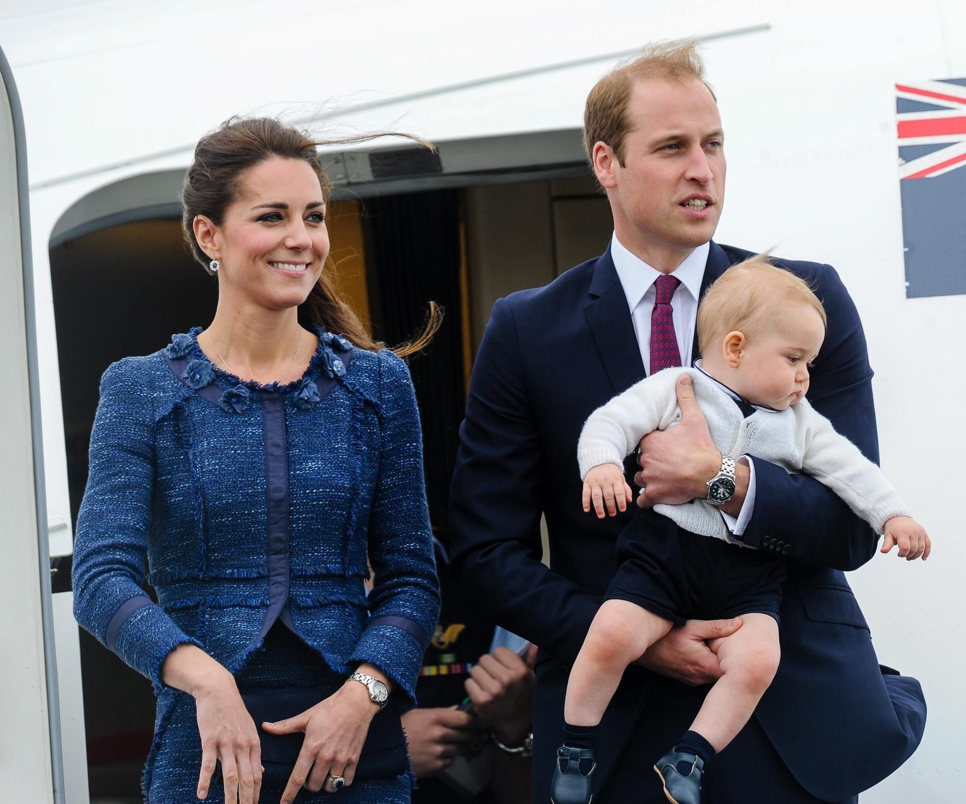 Prinz William und Herzogin Kate sind gemeinsam mit ihren Kindern mit einem Linienflugzeug gereist.