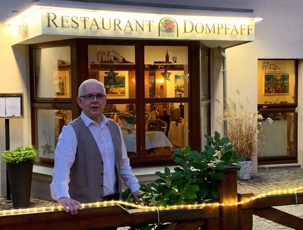 Noch leuchtet die Reklame am Dompfaff. Ende März hört Betreiber Roland Kitsche aber auf. Dann könnten die Lichter hier für immer ausgehen.