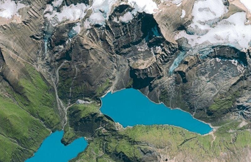 Umgeben von den bis zu fast 3800 Meter hohen Gipfeln der Glocknergruppe liegen die Stauseen der Kraftwerksgruppe Kaprun in Österreich, die den Höhenunterschied zum Salzachtal zur Erzeugung elektrischer Energie nutzt. In den 1950er-Jahren in Betrieb genommen und immer wieder modernisiert, können die Kraftwerke bis zu 810 Megawatt Strom liefern. Als Pumpspeicherkraftwerke dienen Sie außerdem der Energiespeicherung.