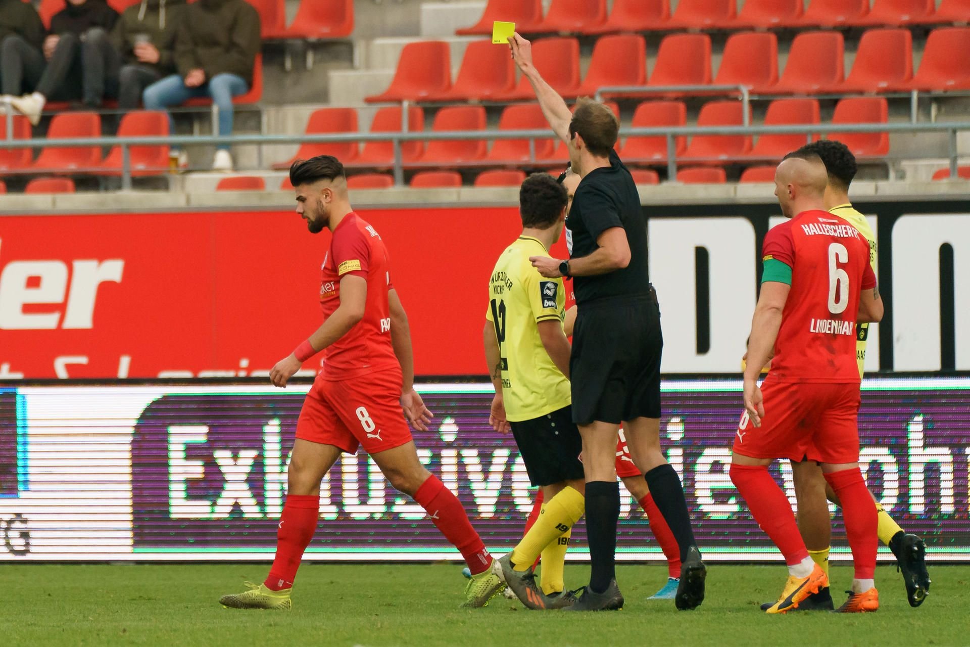 HFC-Abräumer Antonios Papadopoulos sieht die Gelbe Karte im Spiel gegen Würzburg.