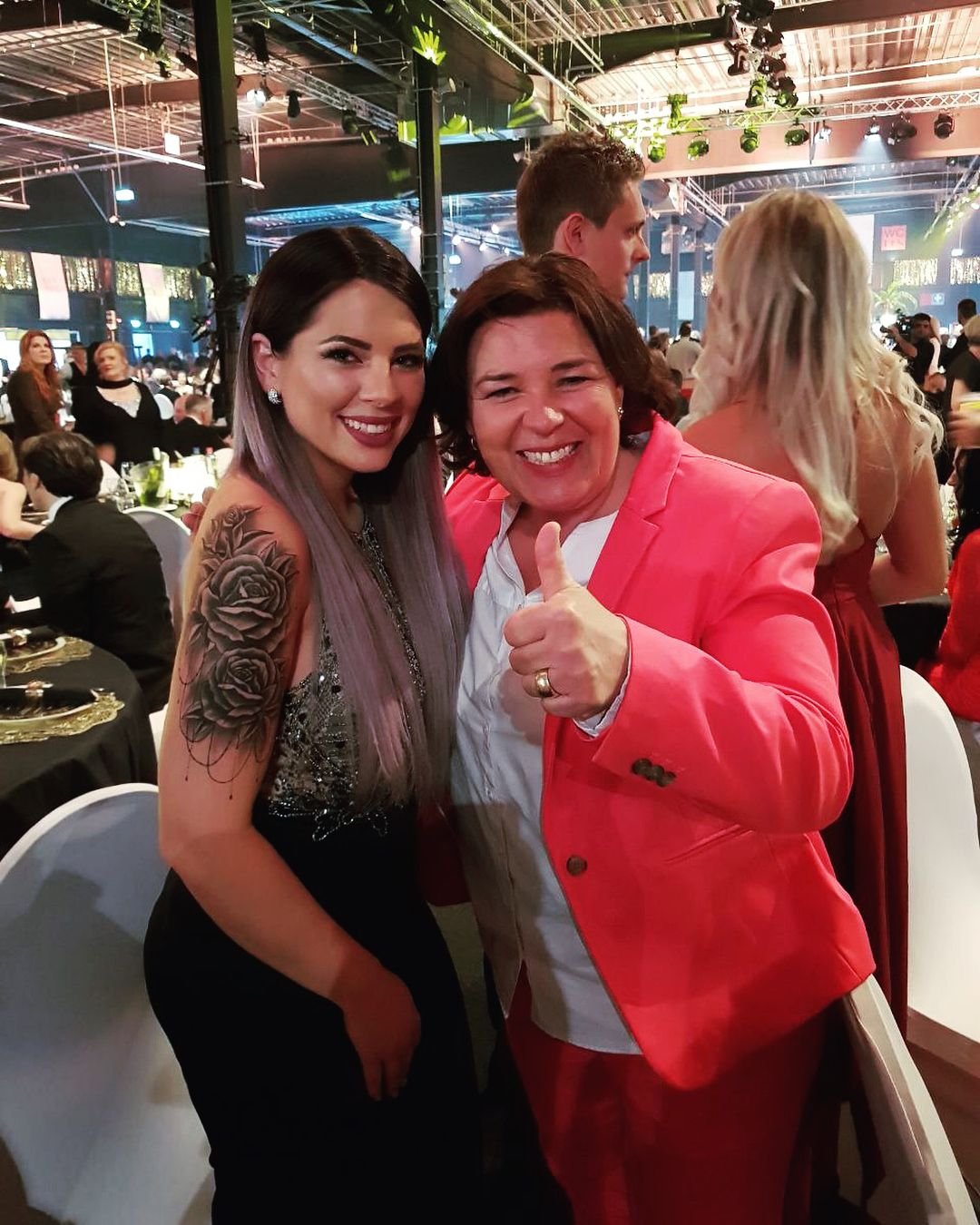 RTL-Dschungelkönigin Jenny Frankhauser ist immernoch Single. Jetzt bekommt sie bei der Suche nach einem passenden Mann Unterstützung von Vera Int-Veen („Schwiegertochter gesucht“).