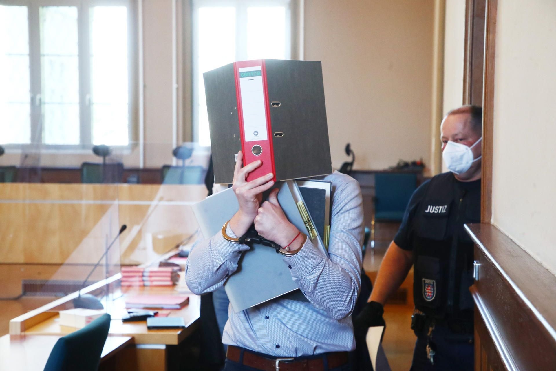 Der Angeklagte wird in Handschellen in den Schwurgerichtssaal geführt. Zwei Thüringer Polizisten müssen sich wegen Vergewaltigung verantworten.