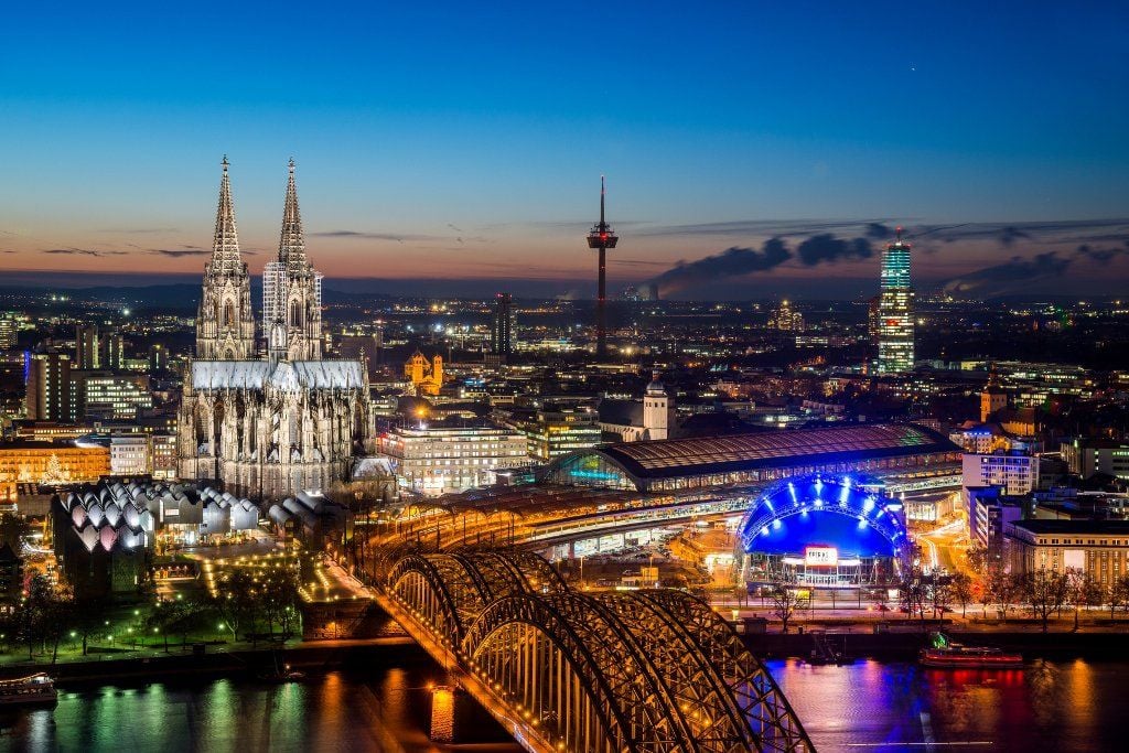 Platz 4: Köln, hier: Kölner Dom bei Nacht