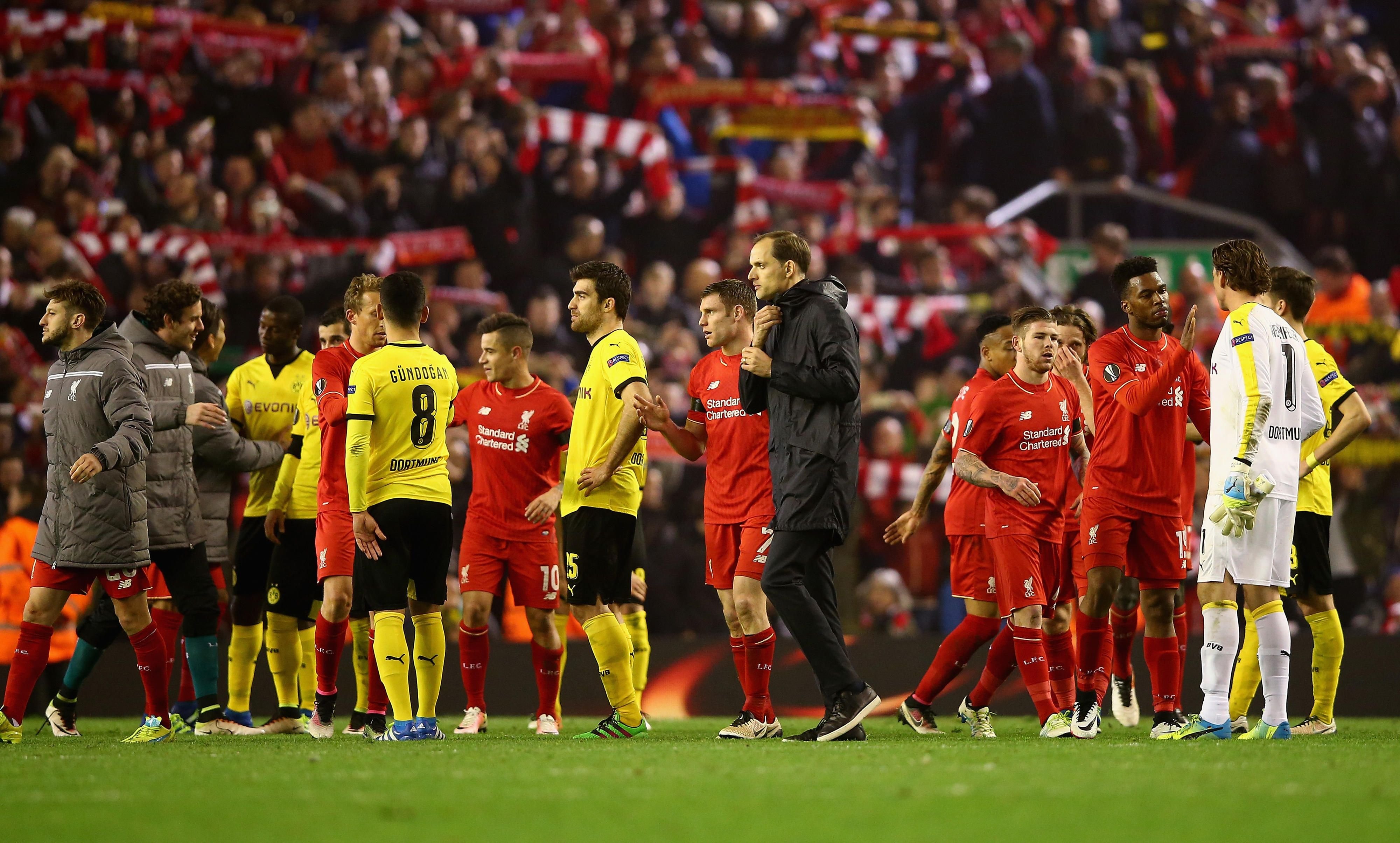 Enttäuschte Dortmunder nach dem 3:4 in Liverpool.