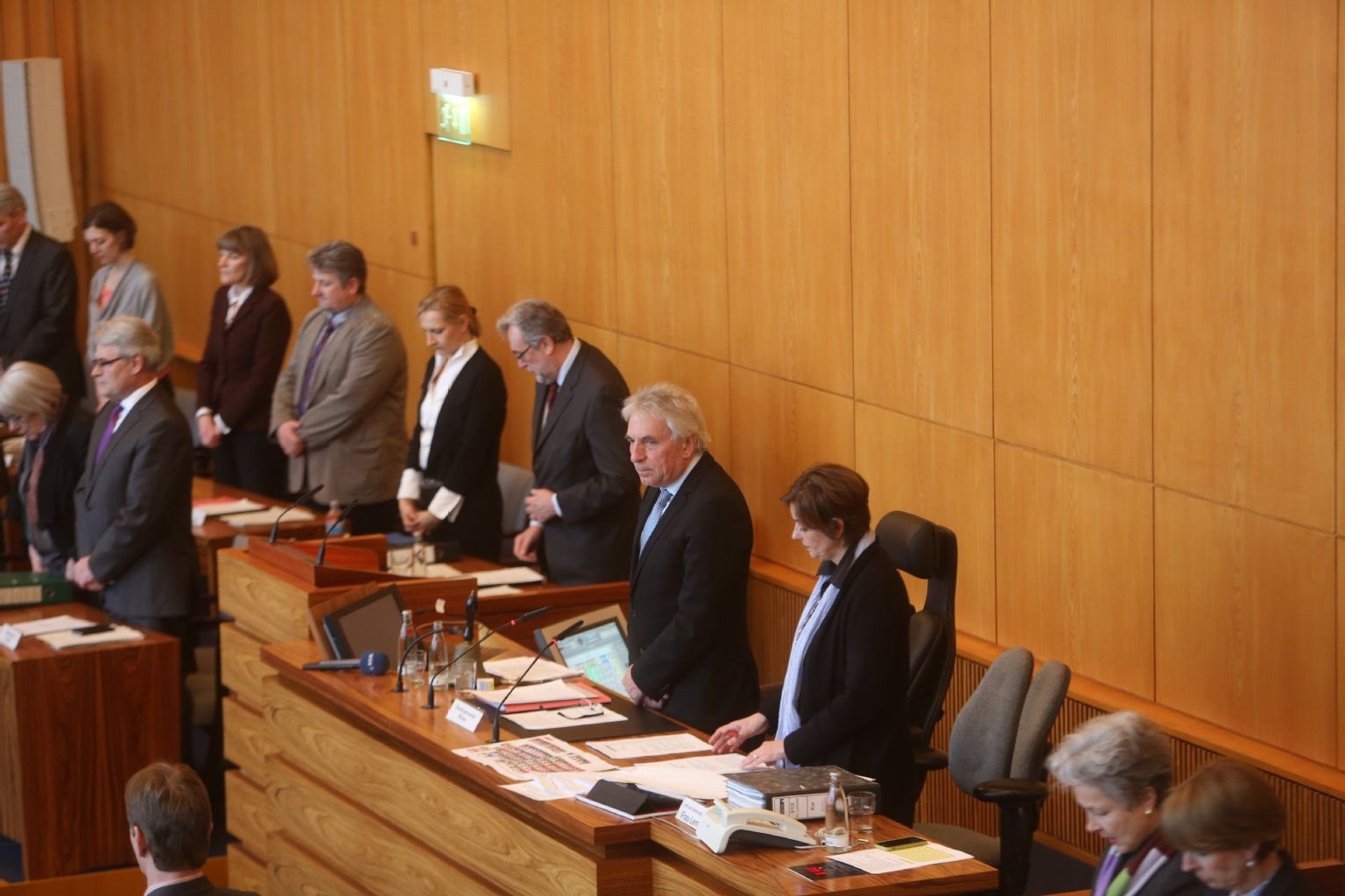 Schweigeminute im Kölner Stadtrat. In der Mitte Oberbürgermeister Jürgen Roters.