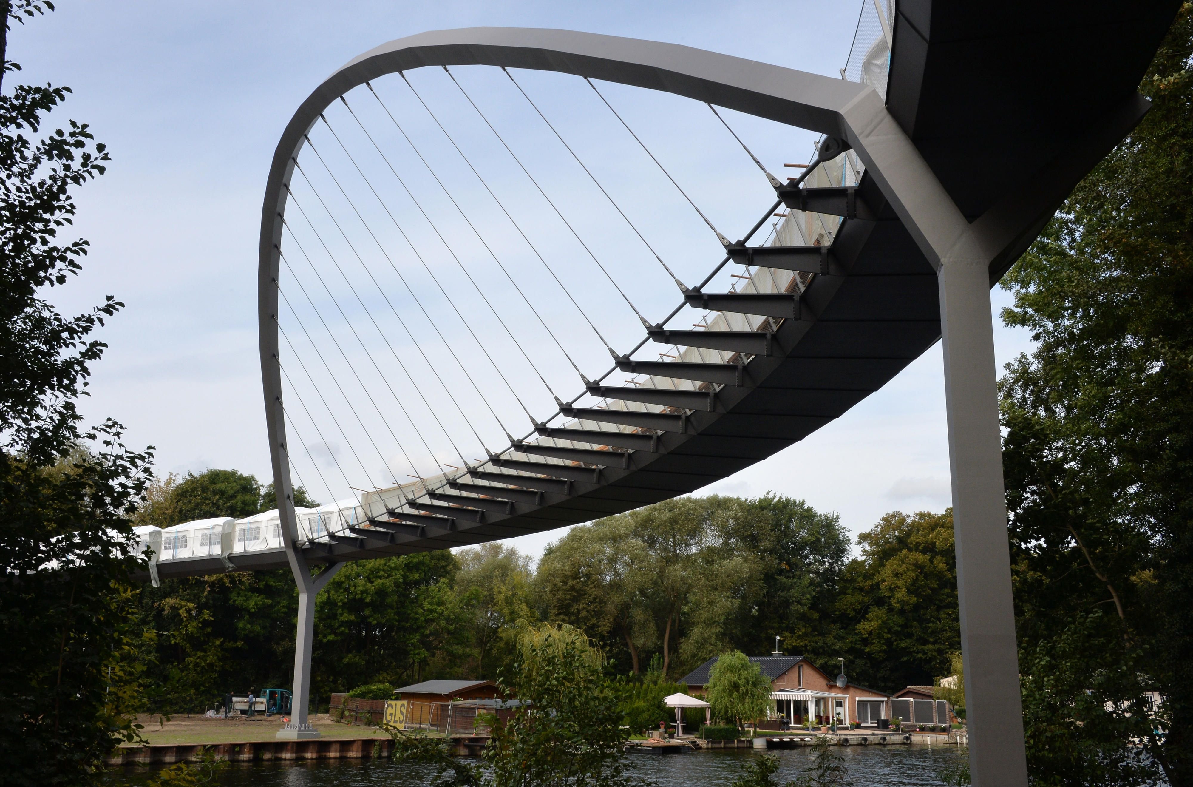 Eine Brücke verbindet am 24.09.2014 in Rathenow (Brandenburg) das BUGA-Gelände mit dem Optikpark.