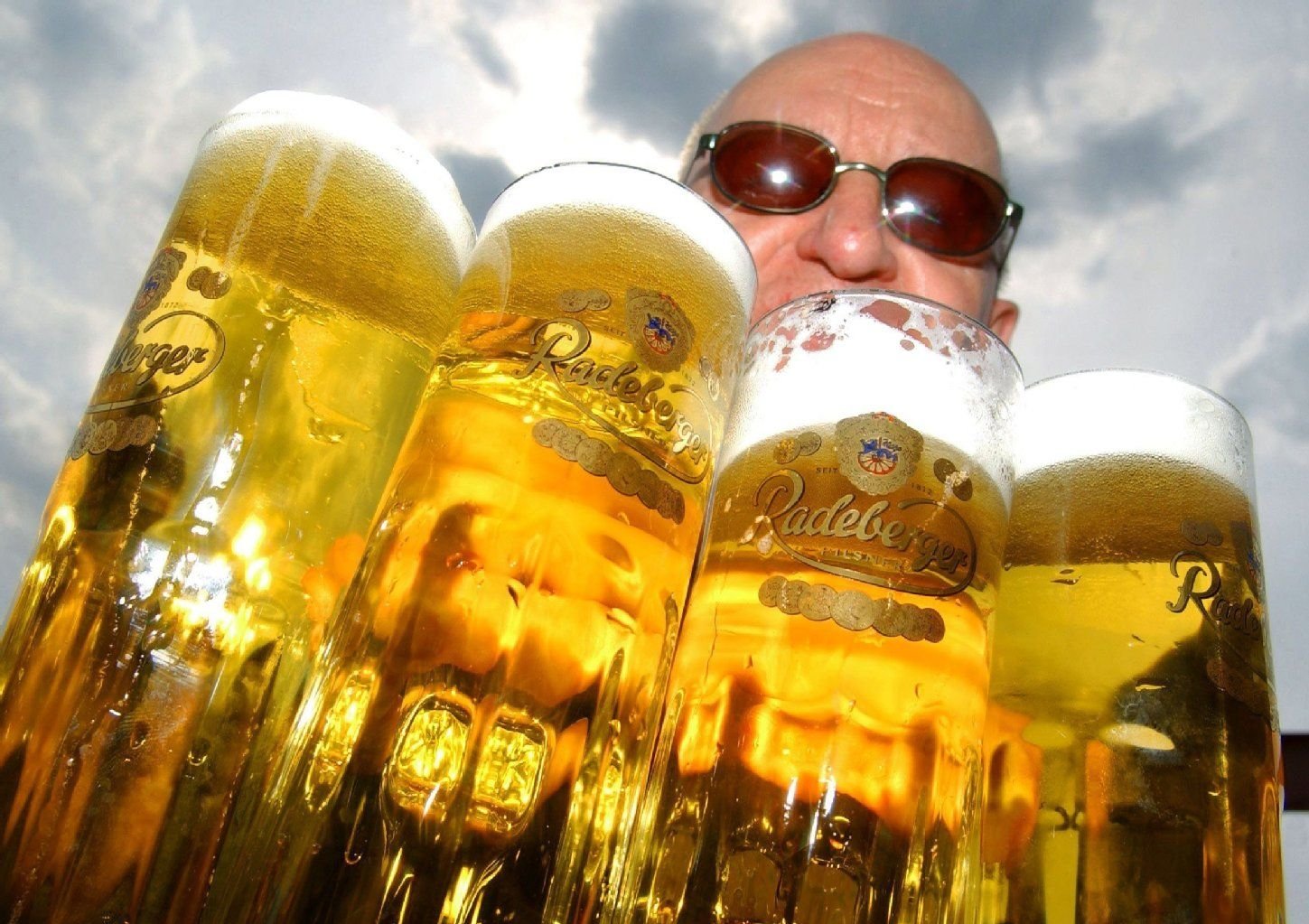 Zu viel Alkohol ist ungesund. Und zwar immer. Biergenuss in geringen Mengen kann dagegen sogar gesundheitsfördernd sein.