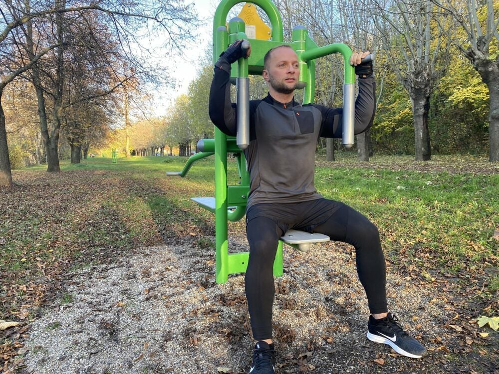 Andreas Donat trainiert regelmäßig an den neuen Sportgeräten.