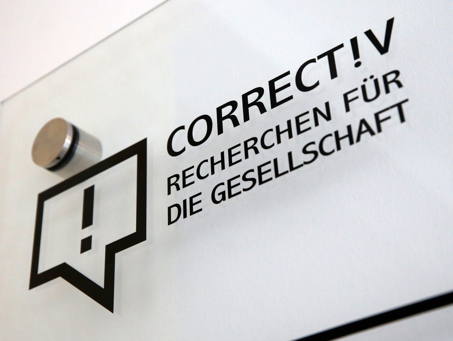 Das Firmenschild der "Reporterfabrik" "Correctiv" hängt an einer Hauswand in Essen (Nordrhein-Westfalen).