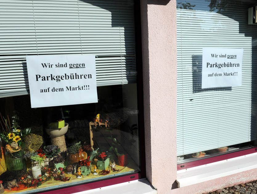 So protestierten die Innenstadthändler von Hettstedt gegen die Pläne der Stadt: Demonstrativ wurden die Schaufenster der Läden verhangen. - Der Protest hatte offenbar Erfolg.