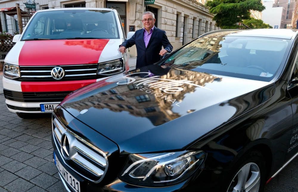 Im Sommer ließ sich Dirk Willeke vor zwei seiner Autos für die MZ fotografieren. Der schwarze Benz ist das nun beschädigte Fahrzeug.