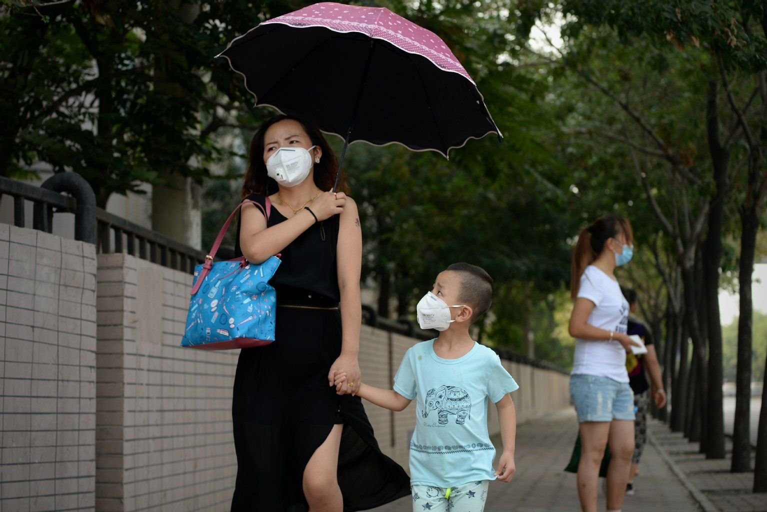 Die Bevölkerung in Tianjin traut sich nur mit Atemmasken auf die Straße.