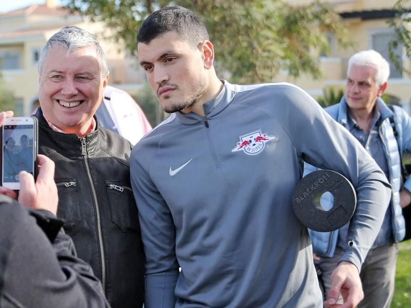 Kyriakos Papadopoulos posiert mit Fans im Trainingslager von RB Leipzig, ab sofort ist er für den HSV spielberechtigt.