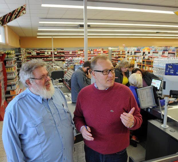 Thomas Hundt (r.) zeigt Gerhard Blume den Supermarkt.