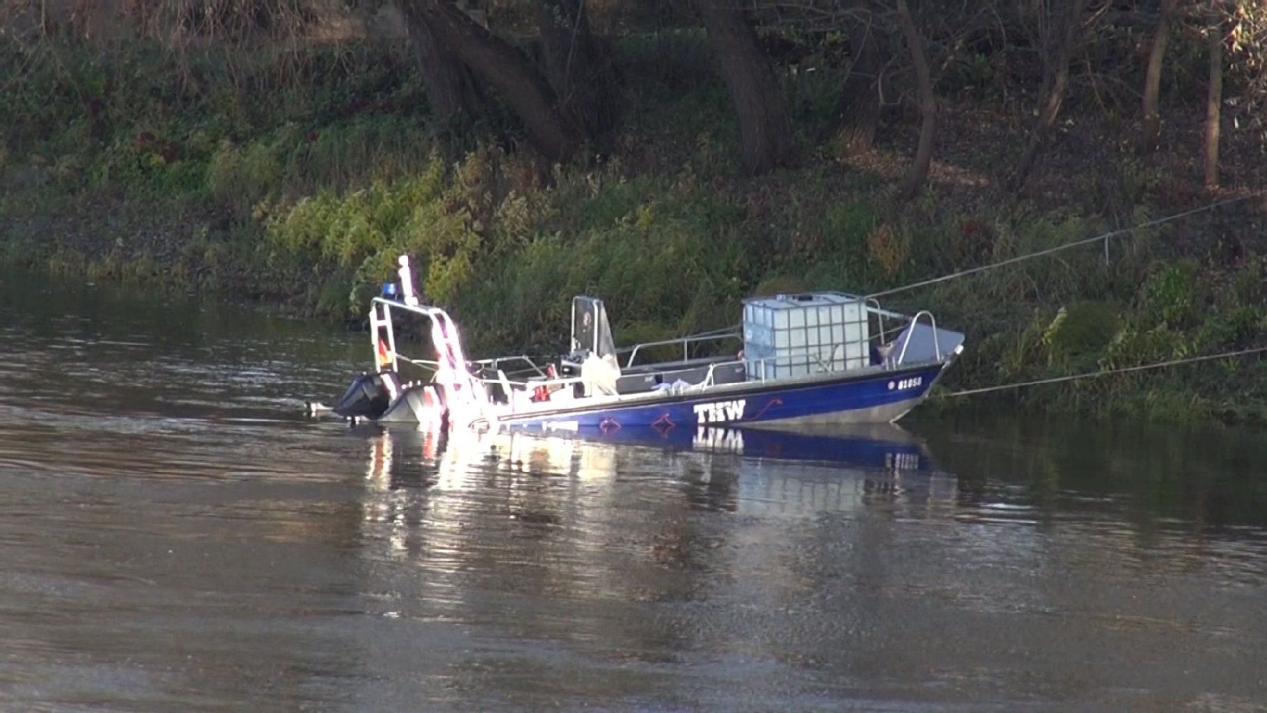 Wie ein Mahnmal liegt das verunglückte THW-Boot einen Tag nach dem schrecklichen Unglück in der Elbe.