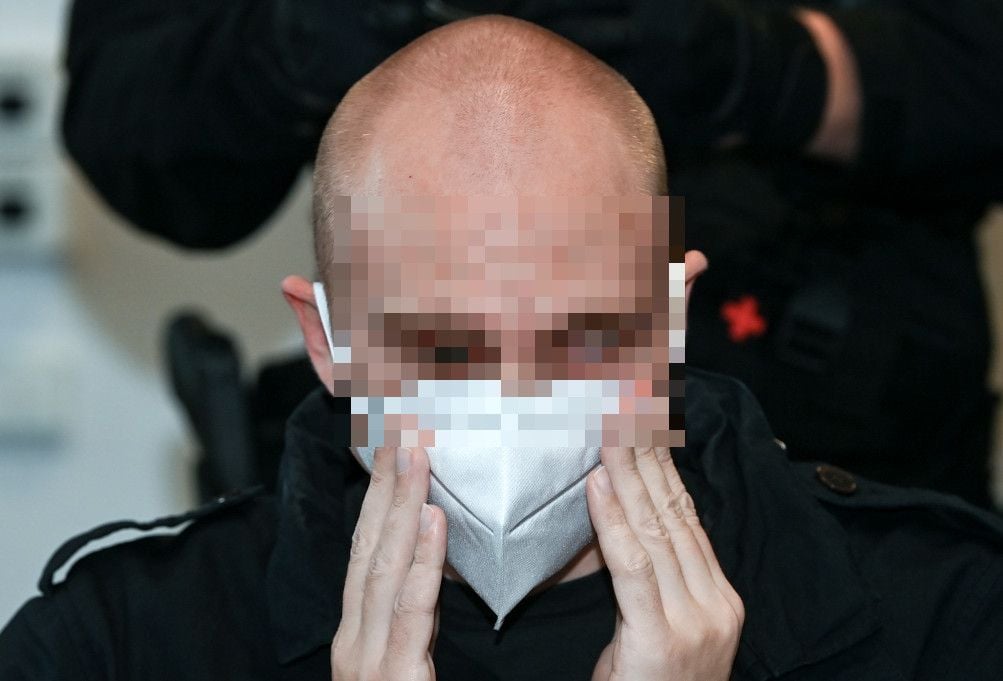 Der angeklagte Stephan B. sitzt zu Beginn des 18. Prozesstages am Dienstag im Landgericht.