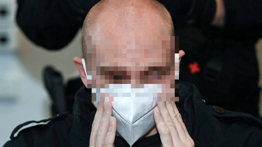 Der angeklagte Stephan B. sitzt zu Beginn des 18. Prozesstages am Dienstag im Landgericht.