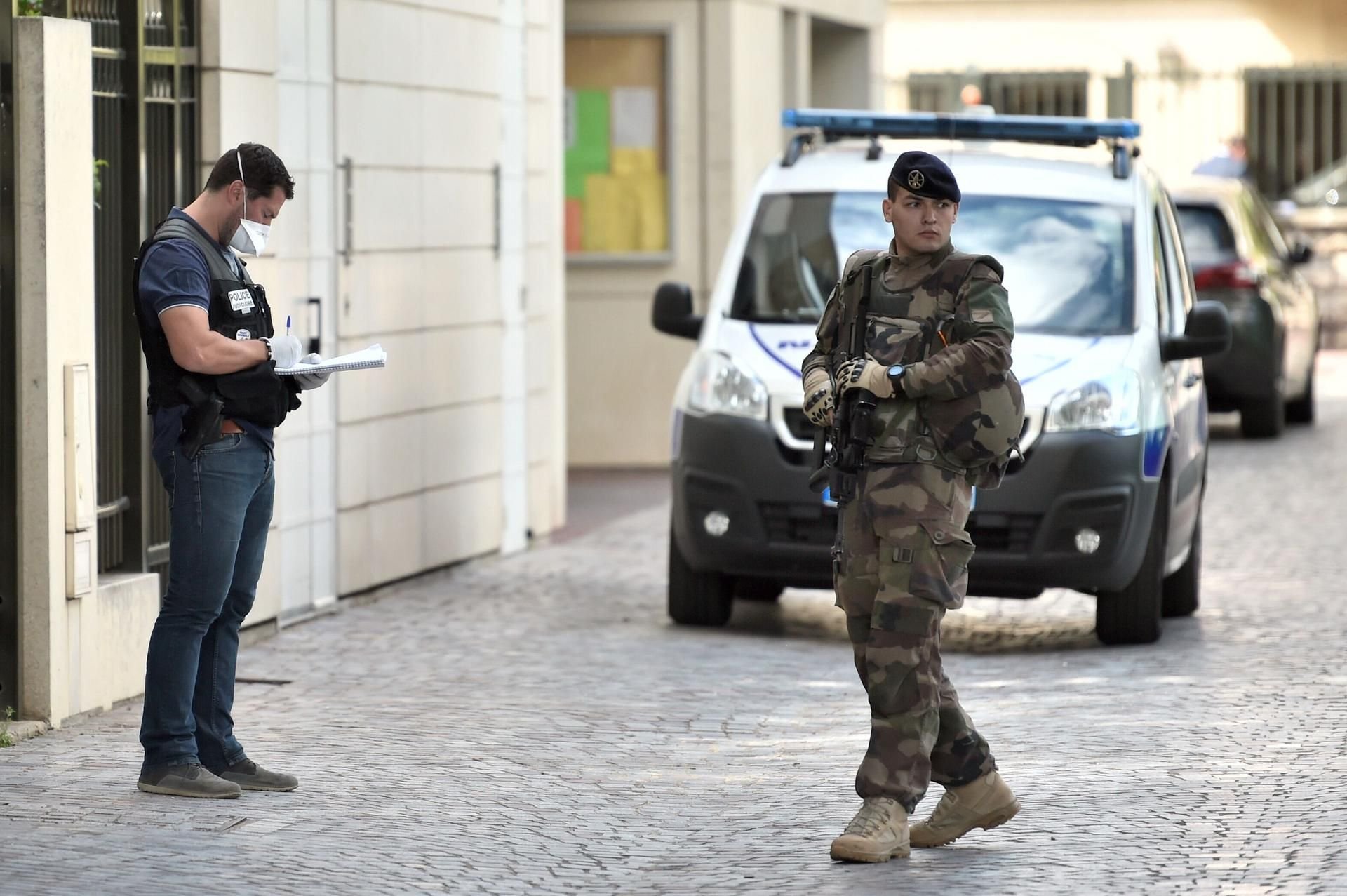 Im Pariser Vorort Levallois-Perret raste am Mittwoch ein Autofahrer in eine Gruppe Soldaten.