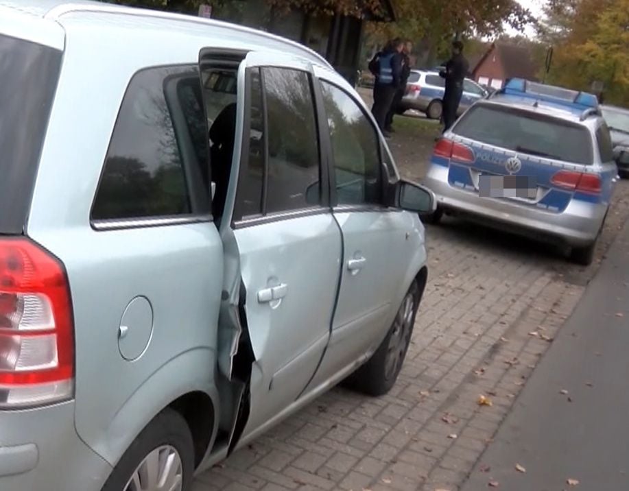Fahrer schwer verletzt: Ein gasbetriebenes Fahrzeug nach einer Verpuffung im Innenraum auf einem Parkstreifen.