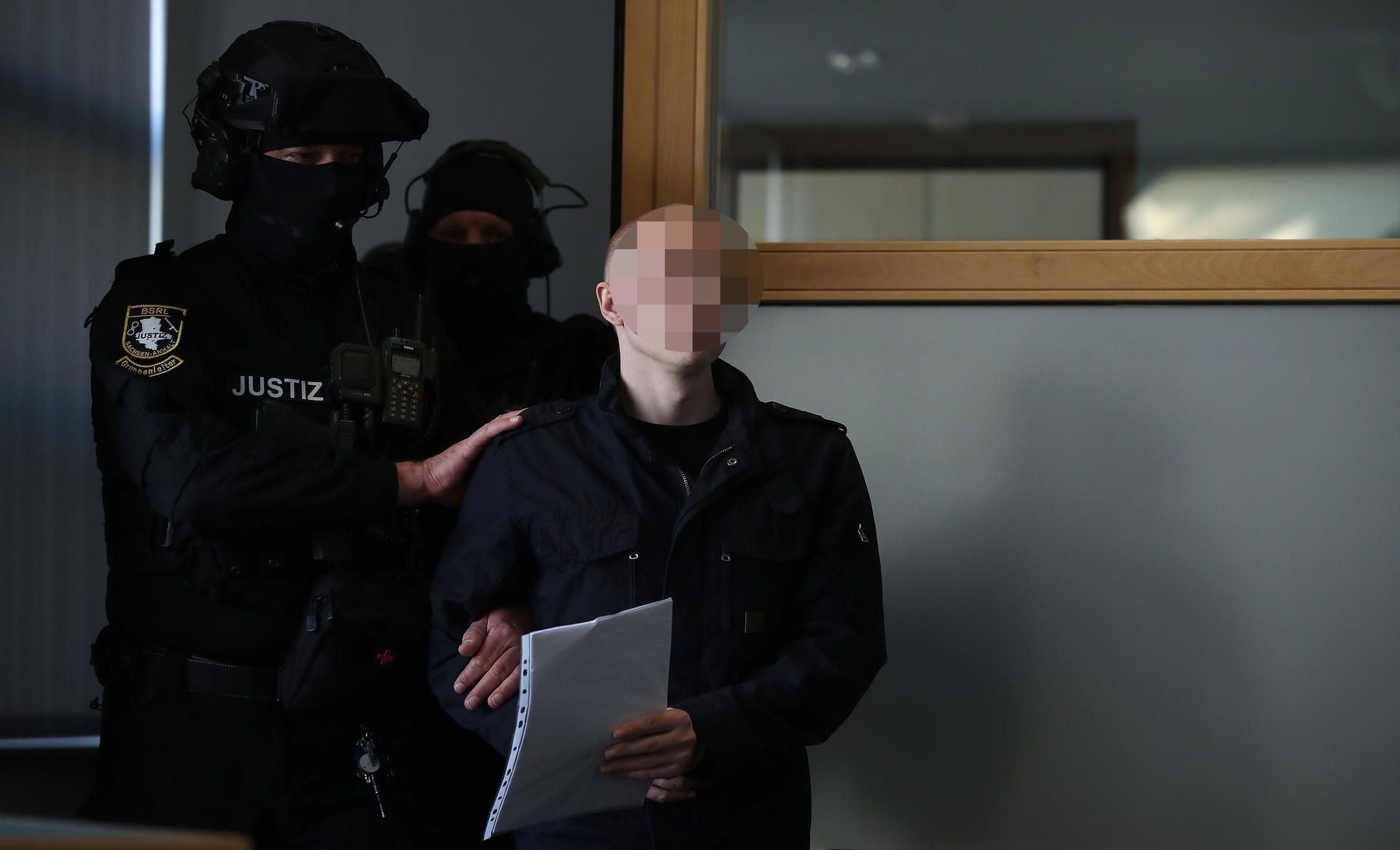 Sicherheitskräfte bringen den Angeklagten in das Magdeburger Landgericht.