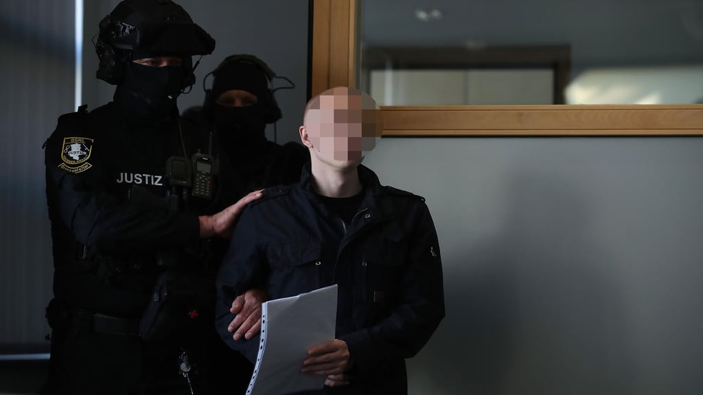 Sicherheitskräfte bringen den Angeklagten in das Magdeburger Landgericht.