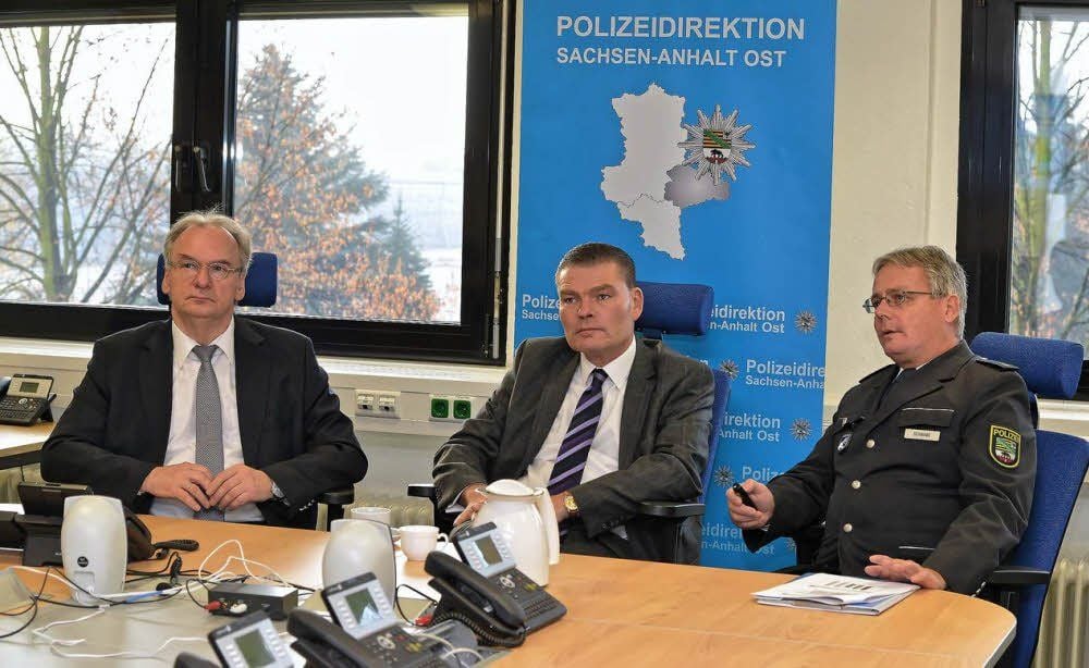 Arbeitstreffen in Dessau. Ministerpräsident Haseloff und Innenminister Stahlknecht lassen sich die Situation im Dessau-Roßlauer Polizeirevier von Revierleiter Jörg Schwabe (re.) erörtern.