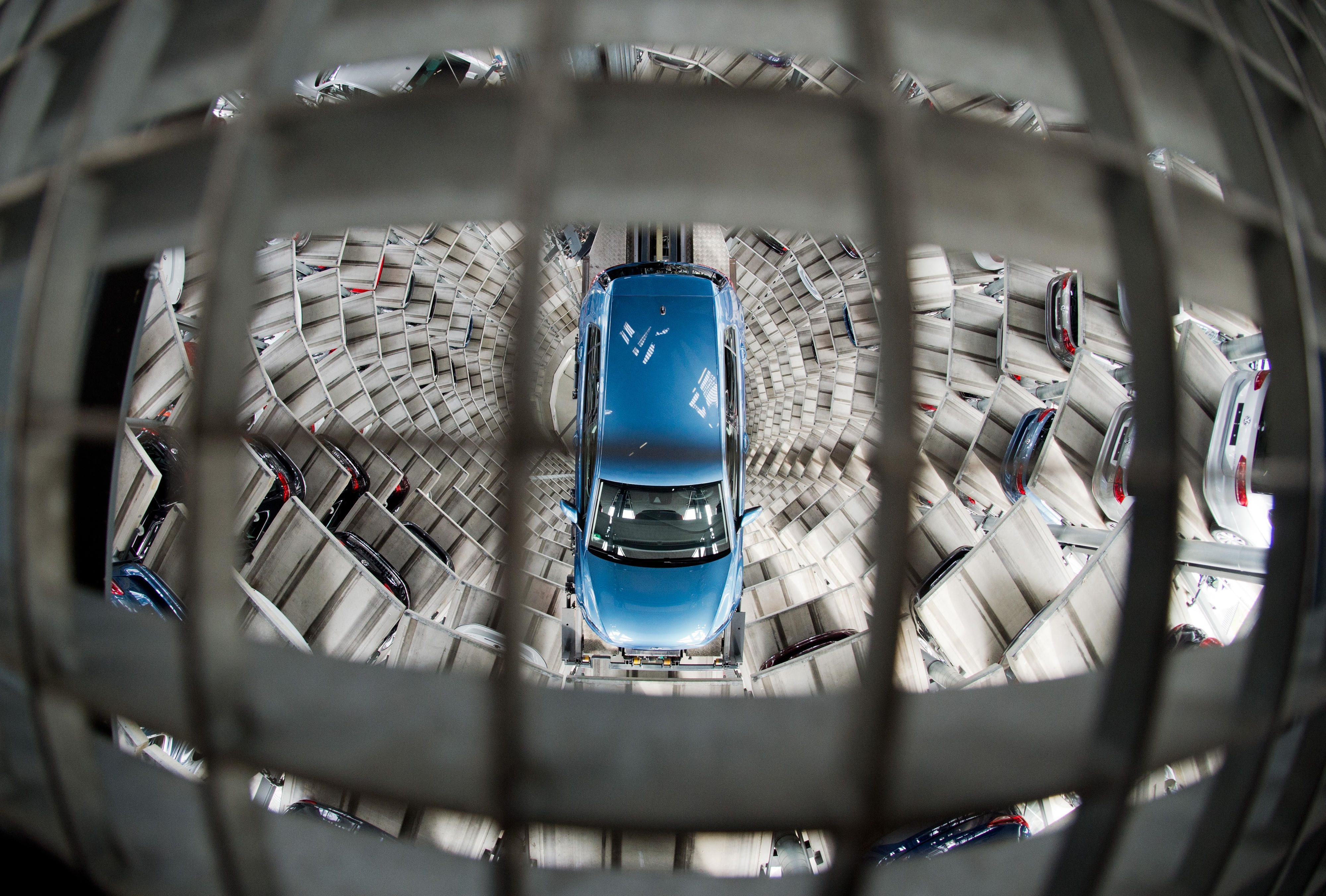 Neuwagen von Volkswagen stehen in den Autotürmen der Autostadt am VW Werk in Wolfsburg