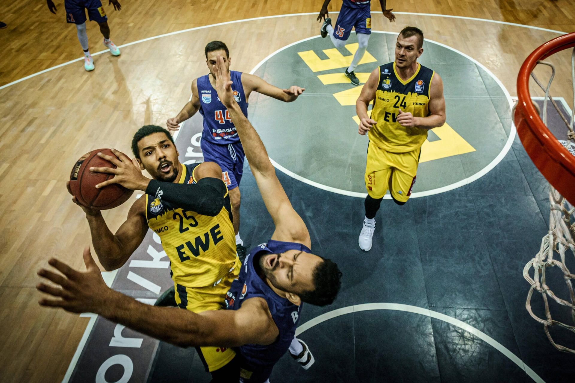 Kampf unter dem Korb zwischen Oldenburgs Phil Pressey und MBC-Profi David Brembly.