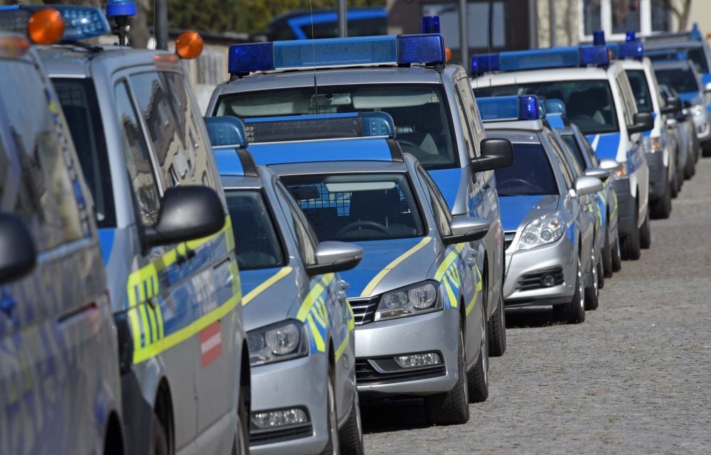 In der Fachhochschule Polizei in Aschersleben stehen zahlreiche Streifenwagen für den Einsatz bereit.