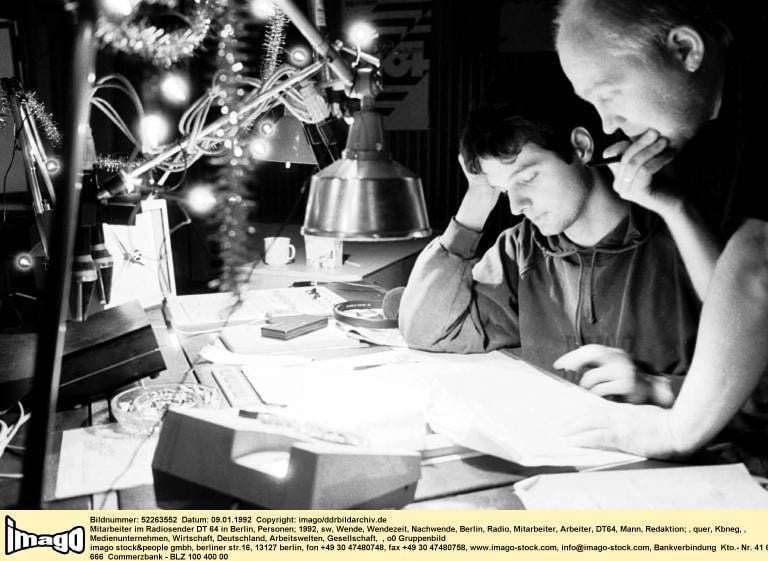 Mitarbeiter im Radiosender DT 64 in Berlin